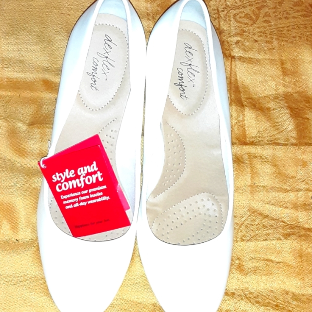 White pumps by dexflex comfort